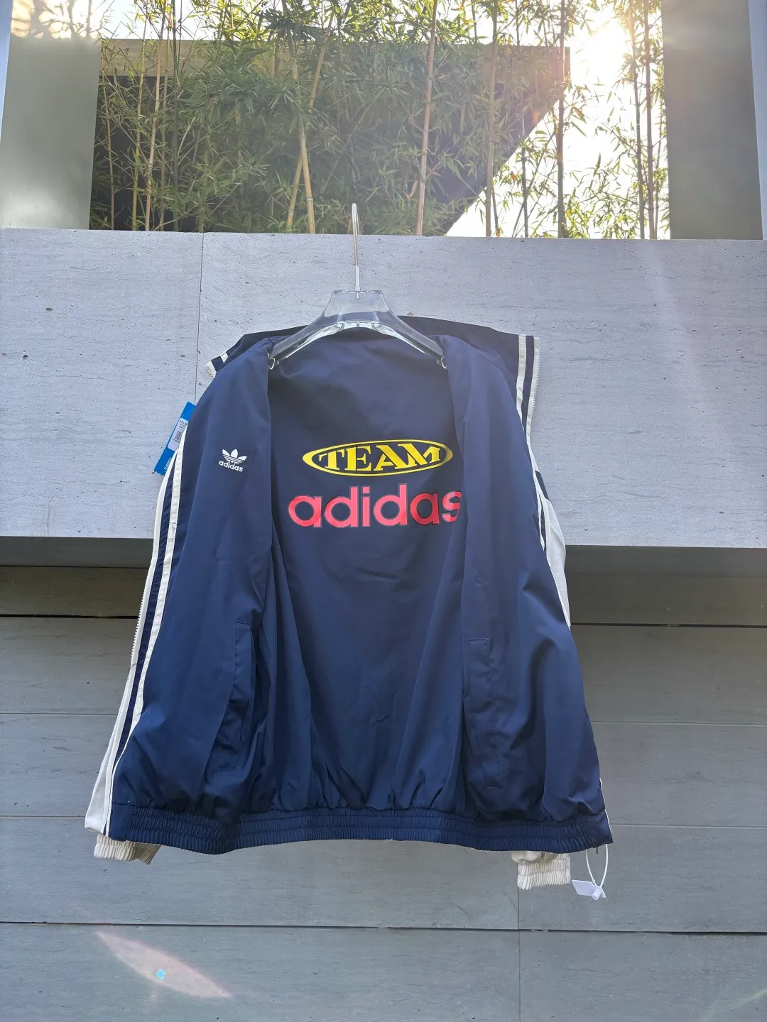 Reversible thin jacket📝𝟭𝟬𝟲𝟴𝟳# Exclusive real shot/difference between various stolen pictures and online picture versions on the market [Top version·Adidas Adidas Clover Men's and Women's Same Stylel H REV JKT Jacket Official website synchronization] ✅Full set of 1:1 customized accessories ➕Customized three-label ➕𝗬𝘂𝗮𝗻 version hang tag ➕𝗹𝗼𝗴𝗼 packaging bag🔥 ➕Scan the tag to enter the official website. ✅The top version, ins Xiaohongshu has many bloggers wearing it. ✅Adi’s absolute Hot Sale star Same Style details are online, feel free to compare! Classic embroidery on the chest, fixed color and classic three-bar stripes, Classic will never go out of style! Versatile is not picky, the original model is perfect for the upper body, so buy it with your eyes closed! "Self-view of quality control with real photos of store owner's details" What you see is what you get # Full text real photos 📷 Never save a penny of cost! ! ! ⭕The high version of the best products🐮is different from the junk products in the market🗯️The same picture but different prices means different versions. ❌Don’t be fooled by the same copywriters and pirated pictures from outside that mix and distribute high-luxury pictures at low prices. After comparing the quality, you will know where the gap is. Don’t lie. I don’t guarantee that my products are the cheapest, but I definitely guarantee that they are worth every penny of your hard-earned money! ‼ ️We don’t slash prices or lower prices, we supply products with heart and only make high-end versions!!! Breasts Jimei must see the details of my home clearly, the pictures of my home are all taken by the owner himself❤️ Color: White Size: S-XXL